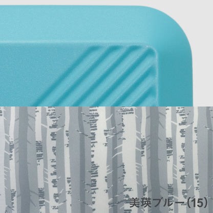 Brush北海道カラーパレットスーツケース（キャリーケース）は、美しい色彩が溢れる北海道の情景をスーツケースに閉じ込めています。15美瑛ブルーの内装には、白樺の幹の連なりが広がります。