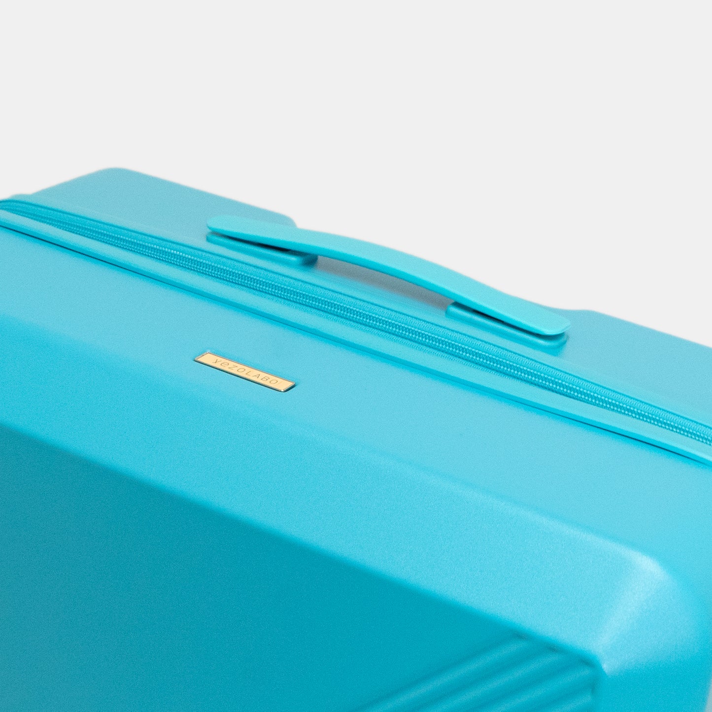 Brush北海道カラーパレットスーツケース（キャリーケース）のトップハンドルは、ハンドルが二箇所に設置されています。階段での持ち運びや荷物の預け入れ時に、メインハンドルは家の中に運び入れたり電車の網棚に乗せる時に有用です。手になじみ握りやすく、使用しない時はフラットになる省スペース設計のピックアップ式ハンドルです。