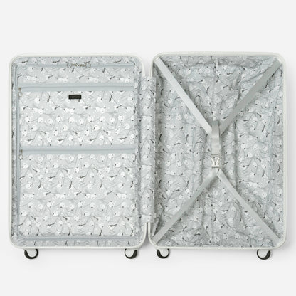 Brush 北海道カラーパレットスーツケースLTDの内装には、本体シェルのホワイトカラーに合わせて、雪と戯れる愛くるしいシマエナガのデザインを施しました。荷物を収納する仕切りとファスナーポケット。本体トップ側は、床に置きスーツケースを閉じる時にトップ側の荷物が崩れ落ちない仕様で、ファスナーポケットが2つ付いています。ボトム側は荷物を固定できるベルト付きです。