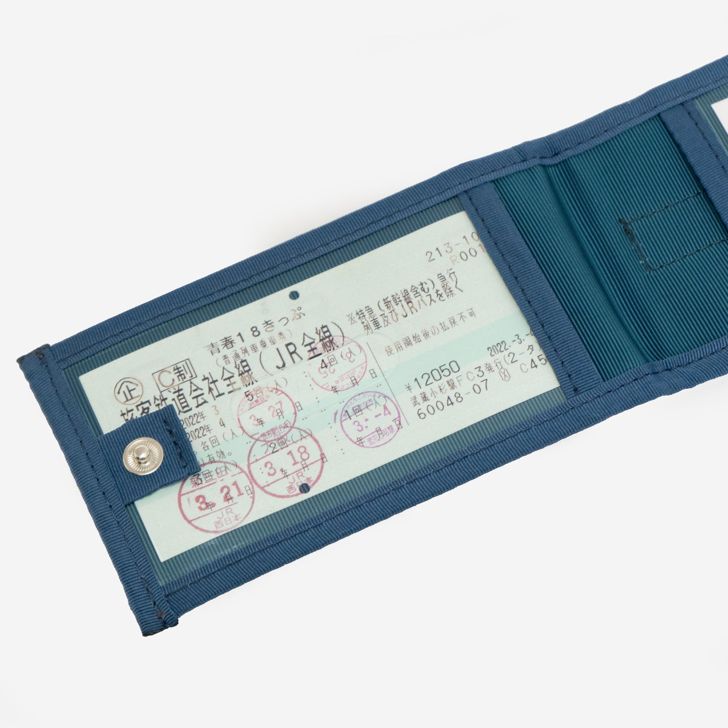 「N700系typeA 東海道新幹線モケットラゲージタグ」はホックで留めて、収納しているチケットや個人情報を隠すことができます。