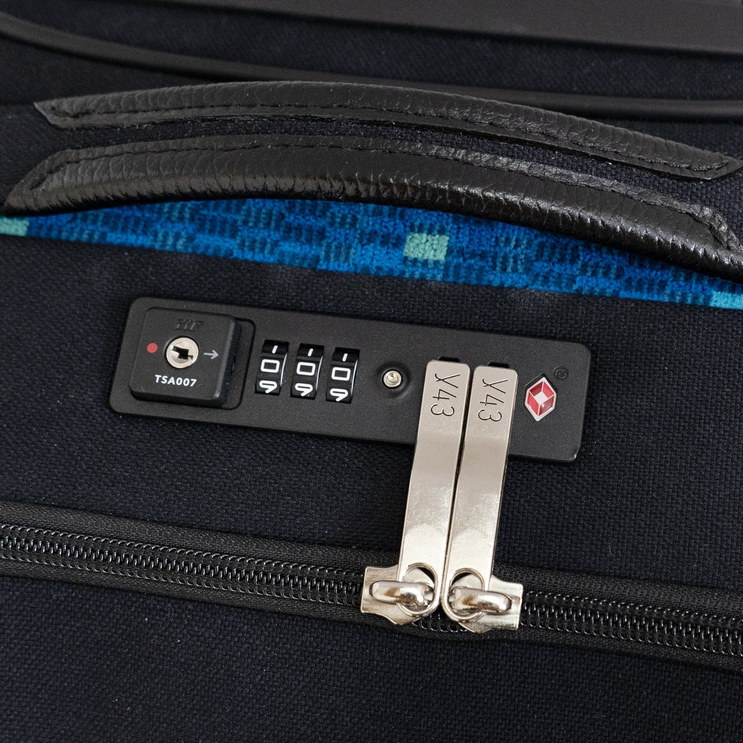 トップハンドルと、施錠したまま預け入れが可能なTS認可ダイヤルロック(Travel Sentry®認可ロック)搭載「N700系typeA東海道新幹線モケットソフトスーツケース」