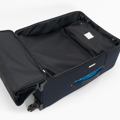 「N700系typeA東海道新幹線モケットソフトスーツケース」預け入れサイズは、立てた状態でも収納しやすいファスナーポケット付き仕切りと、荷物を固定できるベルト付き。移動中に使用する小物類を収納したり、出発の直前まで使用していた小物類を簡易的に収納する場所として使用可能です。