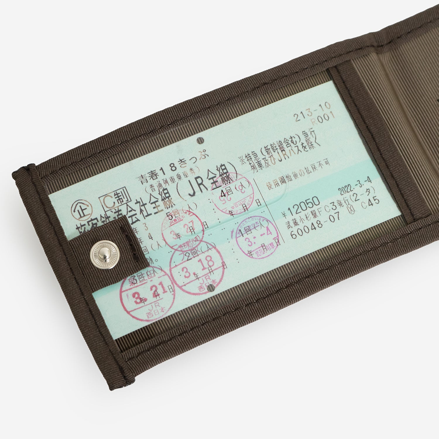 「N700系typeA 東海道新幹線モケットラゲージタグ」は、青春18きっぷなどの長さがあるチケットも入るサイズ。両面に収納スペースがあるので、複数枚でも見やすい仕様です。ホックで留めて、収納しているチケットや個人情報を隠すことができます。