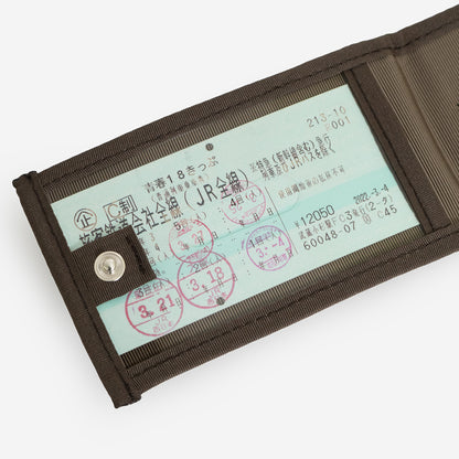 「N700系typeA 東海道新幹線モケットラゲージタグ」は、青春18きっぷなどの長さがあるチケットも入るサイズ。両面に収納スペースがあるので、複数枚でも見やすい仕様です。ホックで留めて、収納しているチケットや個人情報を隠すことができます。