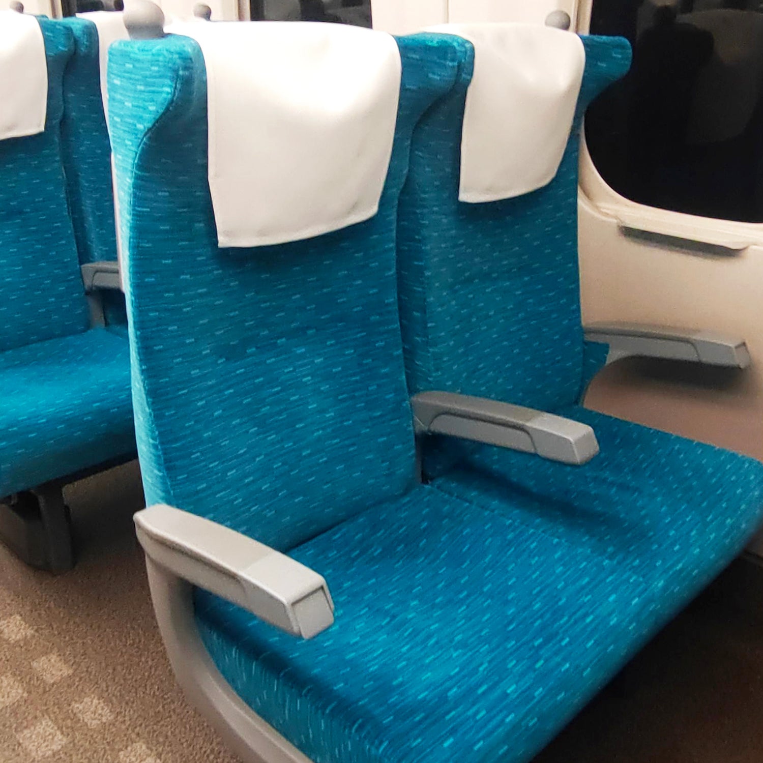 N700A東海道新幹線モケットざぶとんの本体素材には、N700A東海道新幹線の座席から取り出された生地を採用しています。