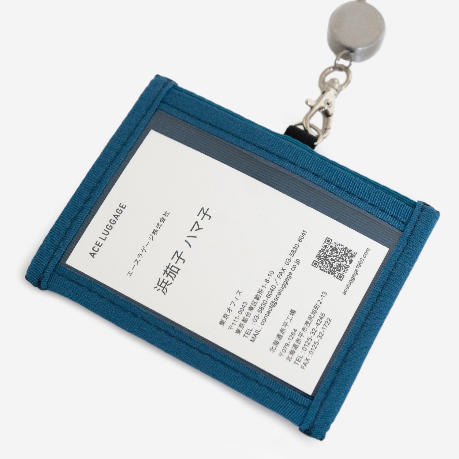 N700A東海道新幹線モケットパスケースの正面クリアポケットには、ICカードや社員証、緊急連絡先用紙などを収納できます。