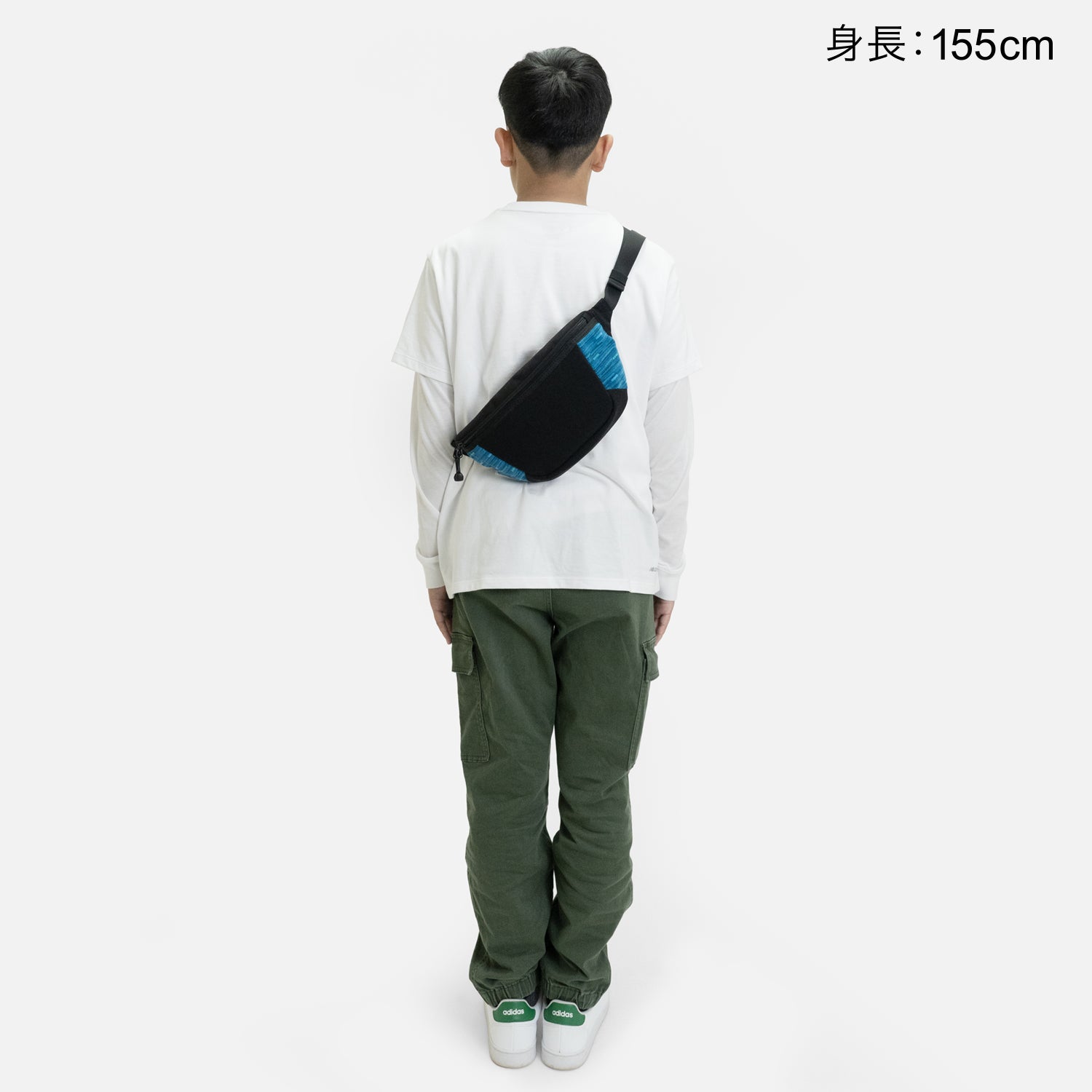 身長約155cmの方がN700A東海道新幹線モケットウエストバッグをナナメ掛けした時のイメージ