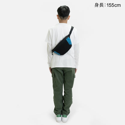 身長約155cmの方がN700A東海道新幹線モケットウエストバッグをナナメ掛けした時のイメージ