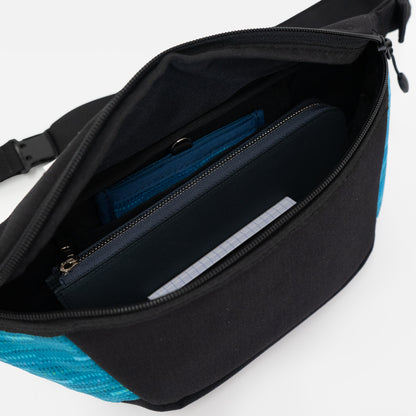 N700A東海道新幹線モケットウエストバッグの内装には吊りポケットがあり、鍵やパスケースなどの小物が収納ができます。本体も薄マチながら長財布も入る収納力があります。