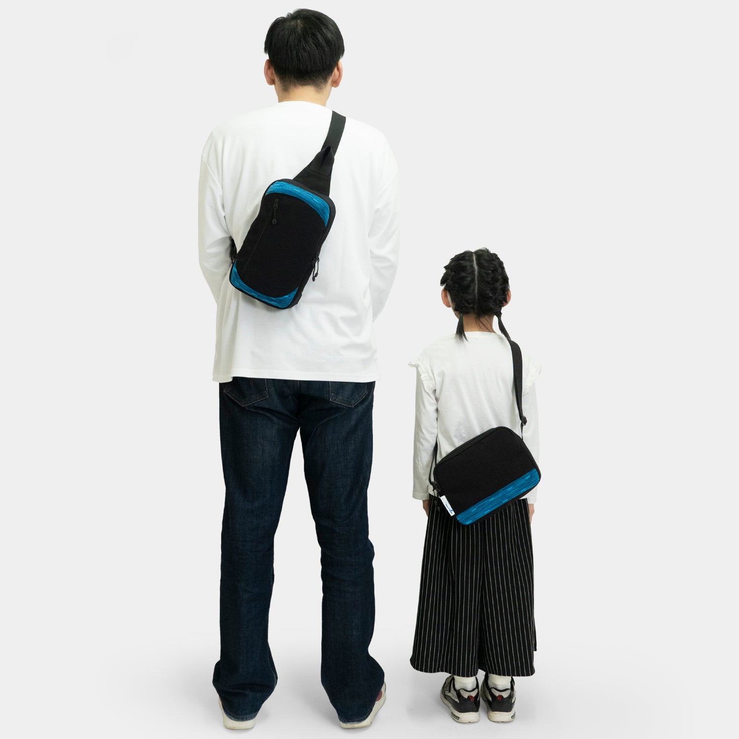 N700A東海道新幹線モケットボディバッグは、大人はもちろん子供も使えるショルダーバッグです。身長に合わせてショルダーの長さを調整して、親子でシェアすることもできます。