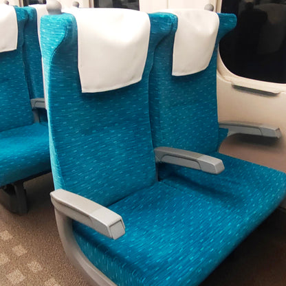 N700A東海道新幹線モケットネックピローの本体素材には、N700A東海道新幹線の座席から取り出された生地を採用しています。