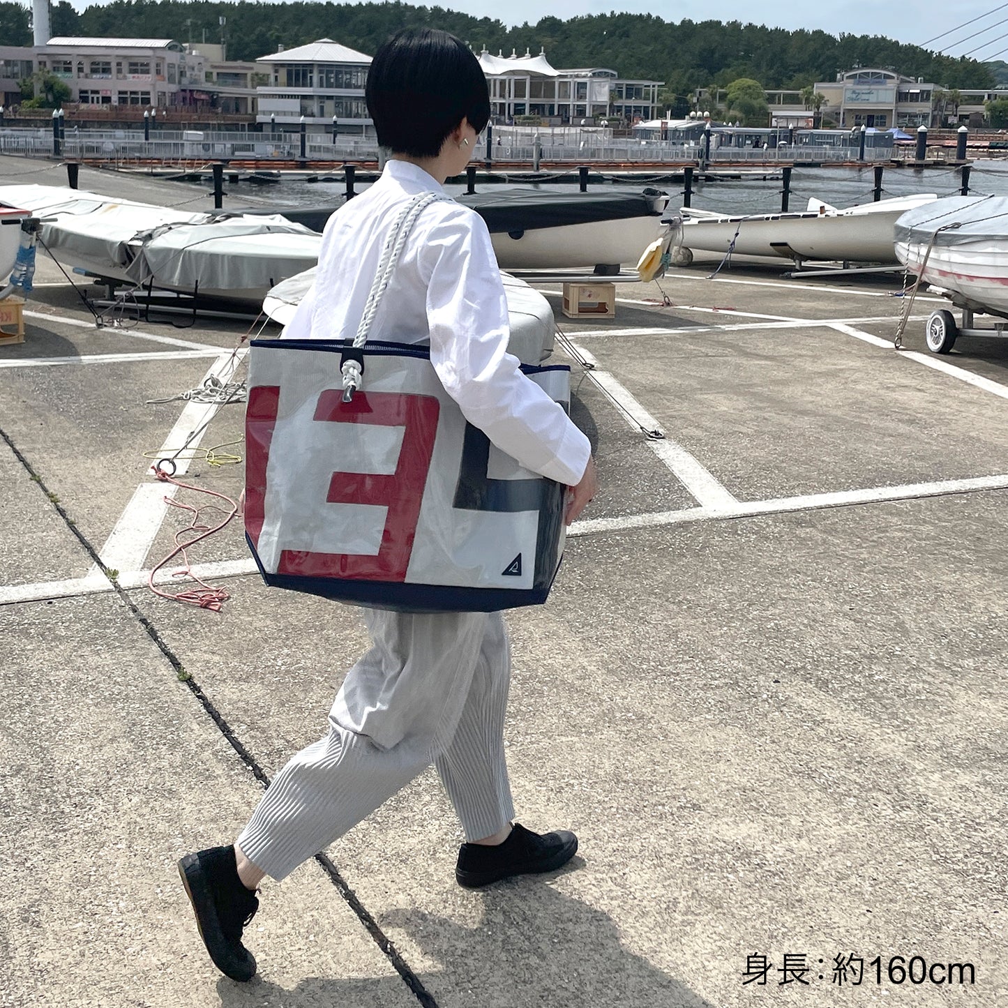 Marina 横浜・八景島ヨットセイルトートLを、身長約161cmの方が肩掛けした時のイメージ