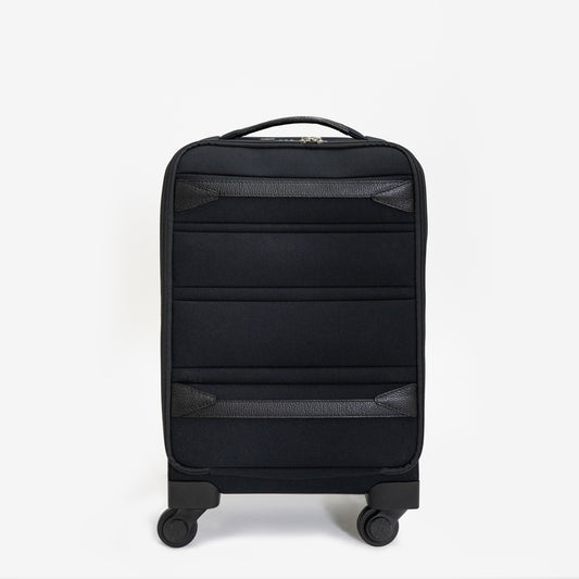 くるくると丸めながら折り畳めるフロントパネルで、狭いスペースでも場所を取らずに開閉できるソフトタイプのスーツケース（キャリーケース）「Haybale ローラブルソフトスーツケース」機内持ち込みサイズ
