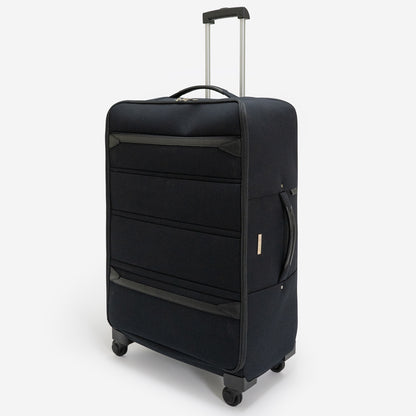 くるくると丸めながら折り畳めるフロントパネルで、狭いスペースでも場所を取らずに開閉できるソフトタイプのスーツケース（キャリーケース）「Haybale ローラブルソフトスーツケース」預け入れサイズ