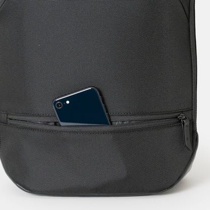 Floe ワーク＆デイリーバックパックには正面下部にファスナーポケットを配置し、電車内など狭いスペースでリュックを前に抱えたままでも荷物が取り出しやすい設計。スマートフォンやワイヤレスイヤホンなど取り出す頻度が高い荷物の収納に最適です。