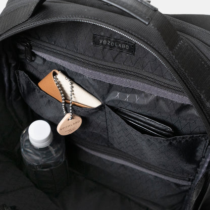 Floe ワーク＆デイリーバックパックの内装にはファスナーポケットを上下に2箇所配置しており、貴重品や散らかりがちな小物などを整理する場所に。中央の仕切りポケットはエコバッグやピルケースなどの小物を収納できます。ペットボトルホルダーには細身の水筒や折り畳み傘などが収納可能。