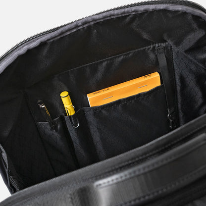 Floe ワーク＆デイリーバックパックの前胴部分には、1本ずつ収納できるペン差し仕切りポケットが2つ、メモ帳や名刺入れなどが入るサイズの仕切りポケットが1つついています。