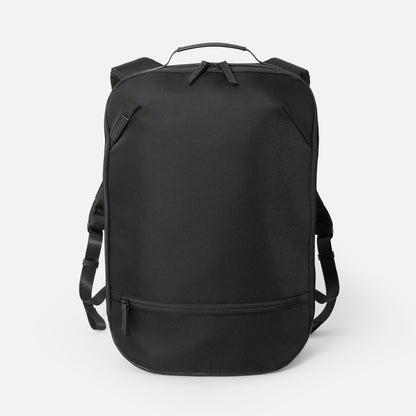 シンプルなフェイスデザインながら、ワーク・デイリーなどシーンによる荷物の増減に対応する、エキスパンダブル機能や内装デザインが施された「Floe (フロウ)ワーク＆デイリーバックパック」Lサイズ。