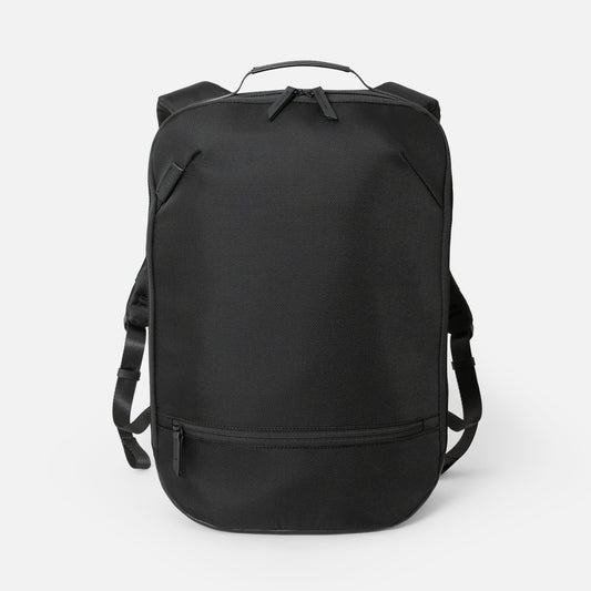 シンプルなフェイスデザインながら、ワーク・デイリーなどシーンによる荷物の増減に対応する、エキスパンダブル機能や内装デザインが施された「Floe (フロウ)ワーク＆デイリーバックパック」Lサイズ。