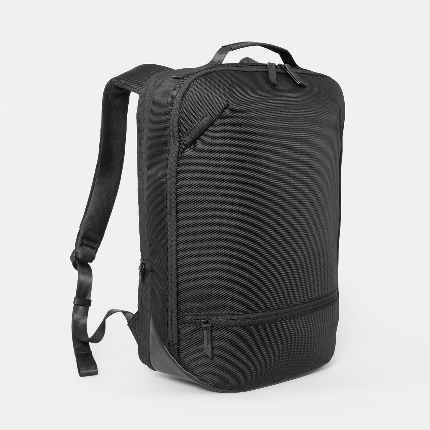 シンプルなフェイスデザインながら、ワーク・デイリーなどシーンによる荷物の増減に対応する、エキスパンダブル機能や内装デザインが施された「Floe (フロウ)ワーク＆デイリーバックパック」Lサイズ。