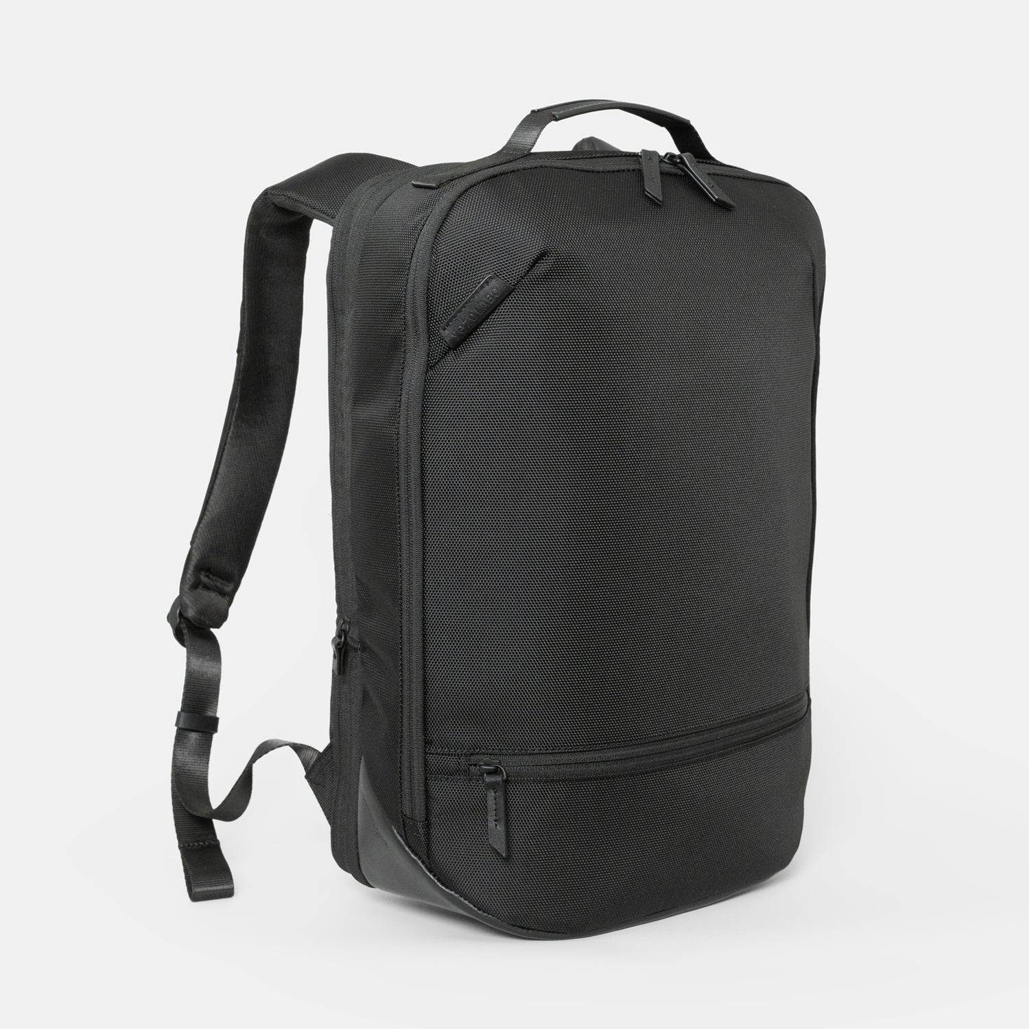 シンプルなフェイスデザインながら、ワーク・デイリーなどシーンによる荷物の増減に対応する、エキスパンダブル機能や内装デザインが施された「Floe (フロウ)ワーク＆デイリーバックパック」Lサイズ。