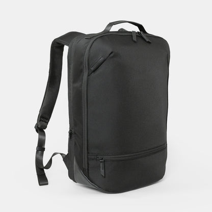 シンプルなフェイスデザインながら、ワーク・デイリーなどシーンによる荷物の増減に対応する、エキスパンダブル機能や内装デザインが施された「Floe (フロウ)ワーク＆デイリーバックパック」Lサイズ。