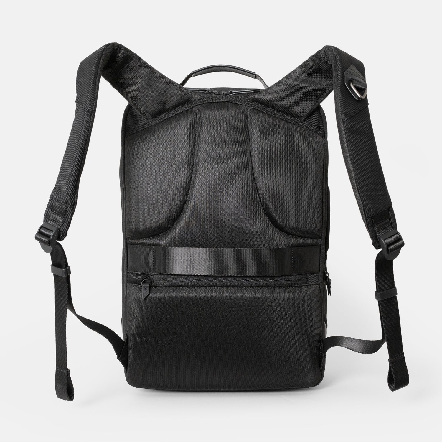 シンプルなフェイスデザインながら、ワーク・デイリーなどシーンによる荷物の増減に対応する、エキスパンダブル機能や内装デザインが施された「Floe (フロウ)ワーク＆デイリーバックパック」Lサイズ。