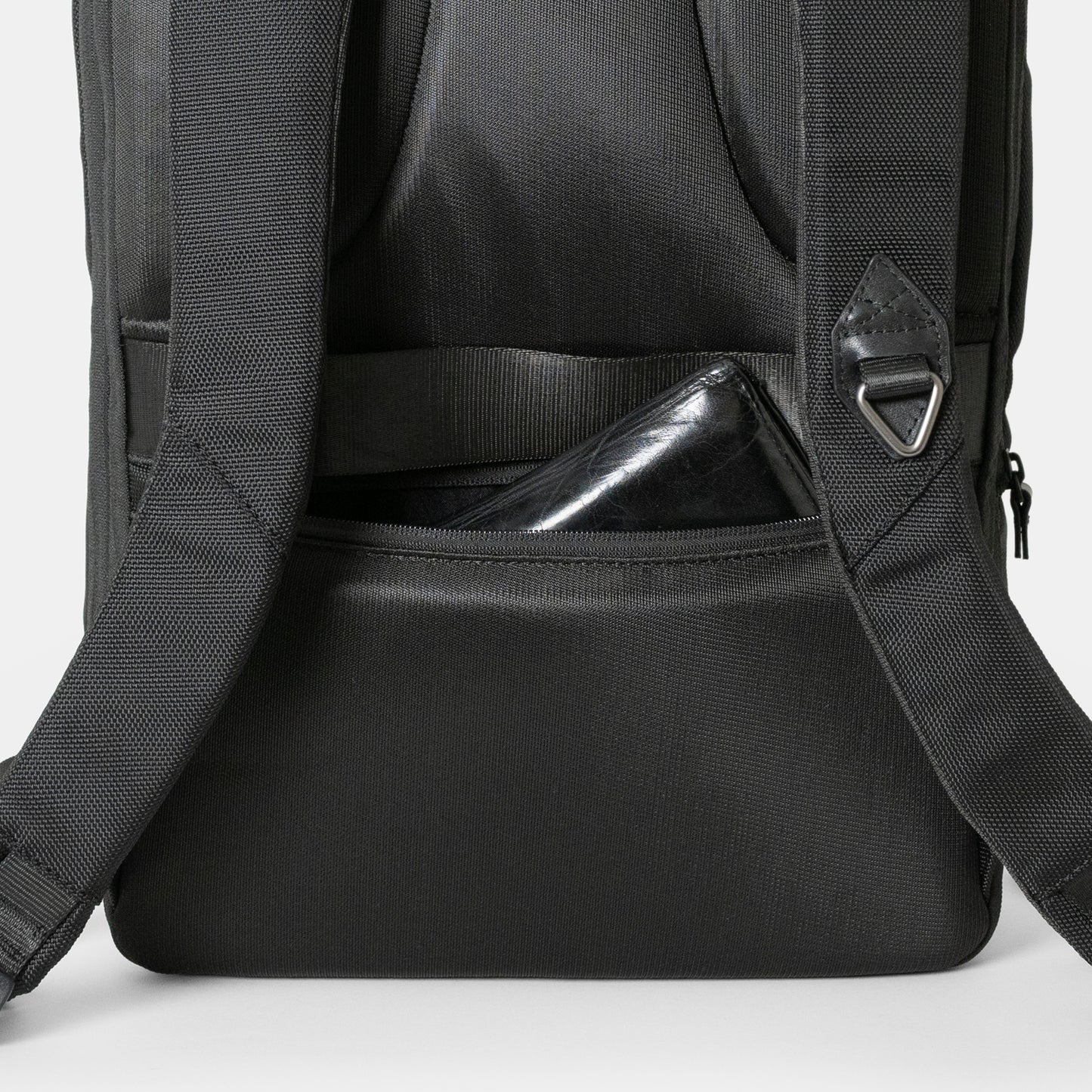 Floe ワーク＆デイリーバックパックの背面下部にはファスナーポケットを配置し、長財布やICカード、スマートフォンなど貴重品を収納できます。
