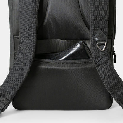 Floe ワーク＆デイリーバックパックの背面下部にはファスナーポケットを配置し、長財布やICカード、スマートフォンなど貴重品を収納できます。