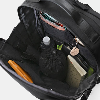 シンプルなフェイスデザインながら、ワーク・デイリーなどシーンによる荷物の増減に対応する、エキスパンダブル機能や内装デザインが施された「Floe (フロウ)ワーク＆デイリーバックパック」Lサイズ。