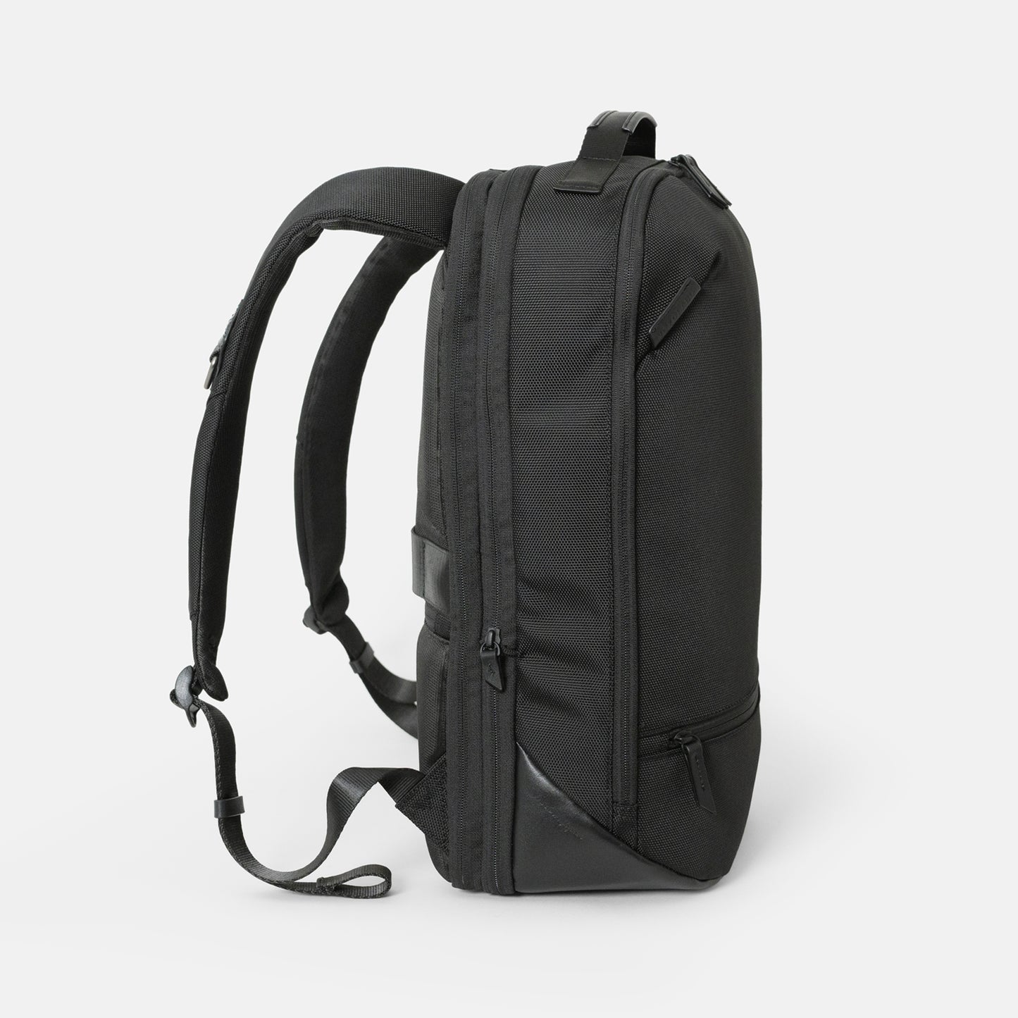 シンプルなフェイスデザインながら、ワーク・デイリーなどシーンによる荷物の増減に対応する、エキスパンダブル機能や内装デザインが施された「Floe (フロウ)ワーク＆デイリーバックパック」Lサイズ。