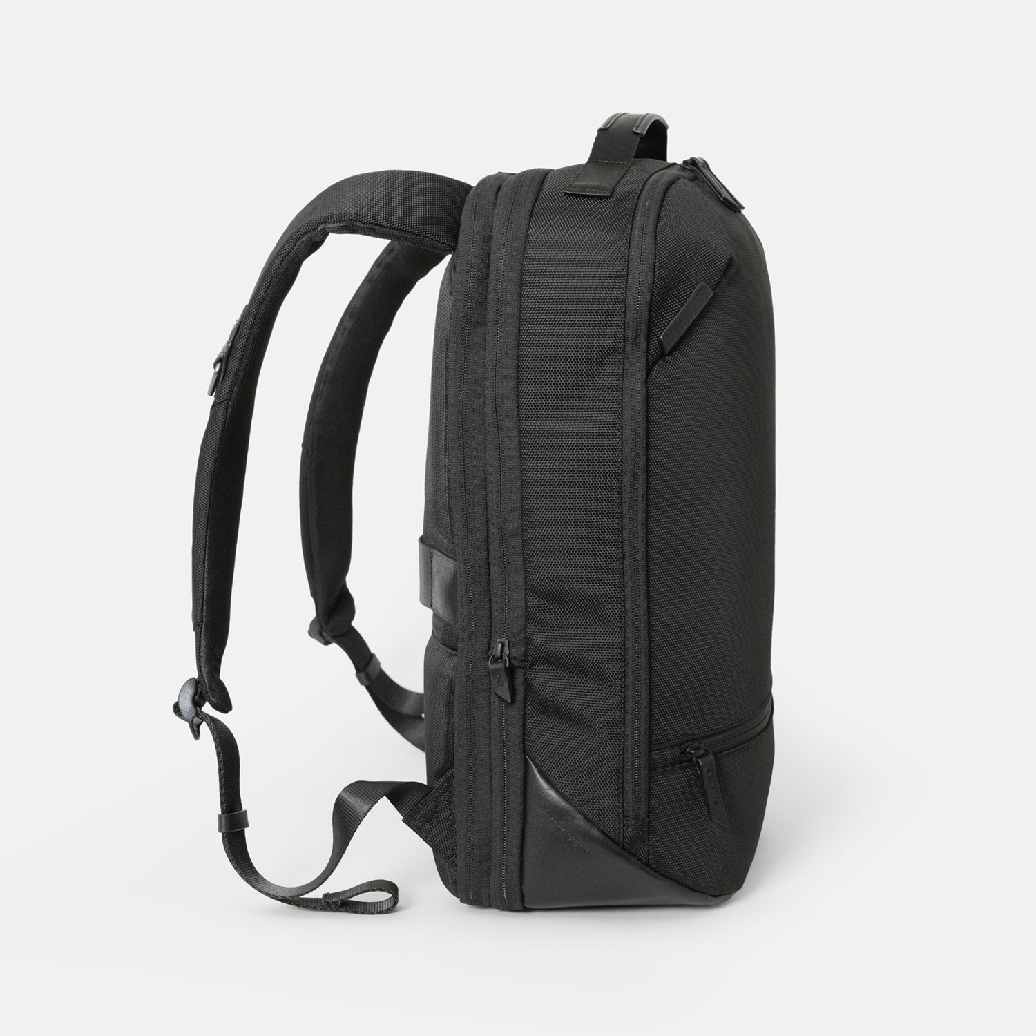 シンプルなフェイスデザインながら、ワーク・デイリーなどシーンによる荷物の増減に対応する、エキスパンダブル機能や内装デザインが施された「Floe (フロウ)ワーク＆デイリーバックパック」Lサイズ。