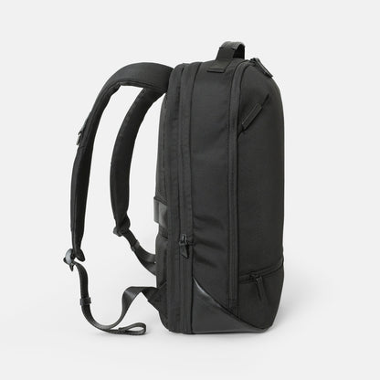 シンプルなフェイスデザインながら、ワーク・デイリーなどシーンによる荷物の増減に対応する、エキスパンダブル機能や内装デザインが施された「Floe (フロウ)ワーク＆デイリーバックパック」Lサイズ。