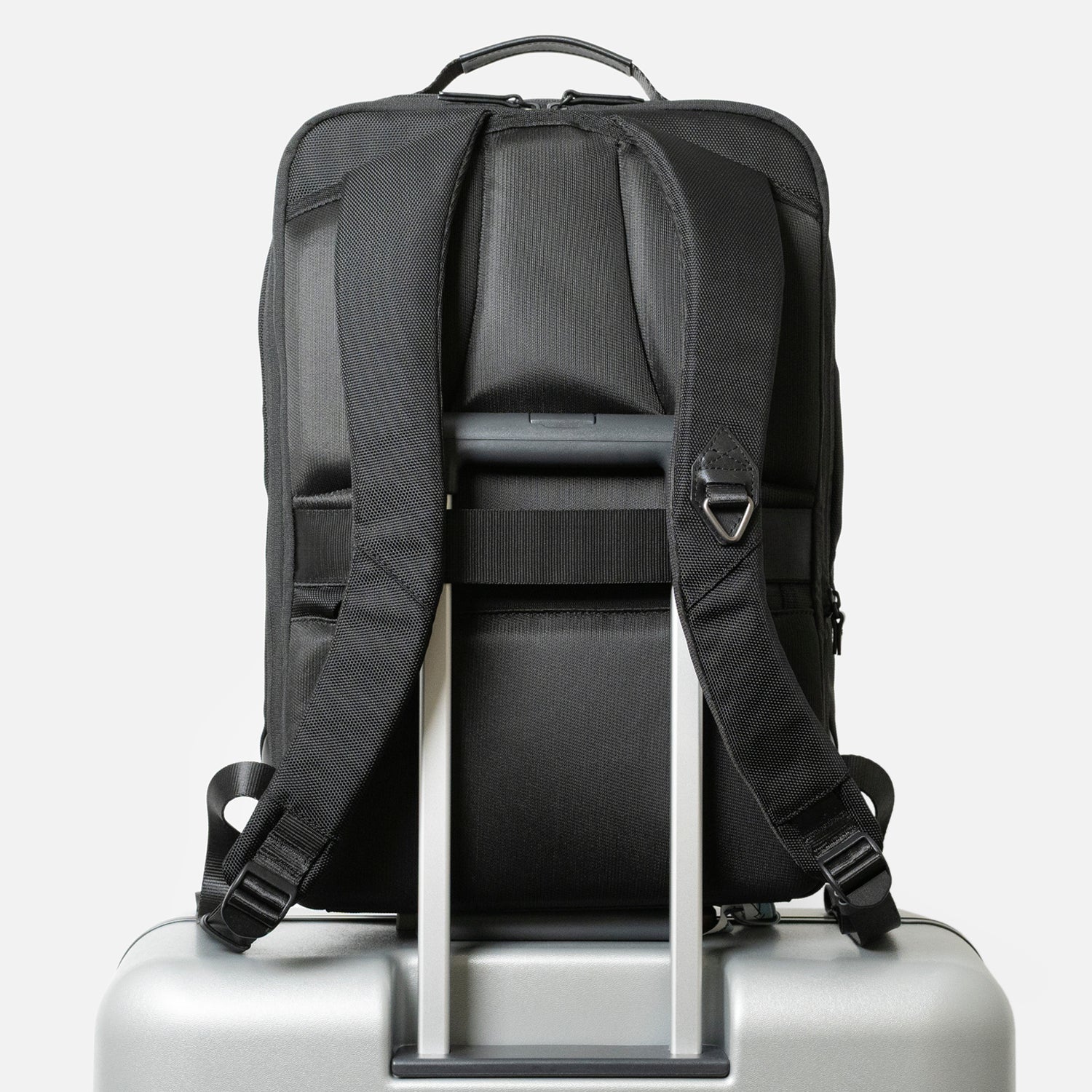 Floe ワーク＆デイリーバックパックはスーツケースのハンドル部分に差し込んで固定するためのセットアップベルト付き。