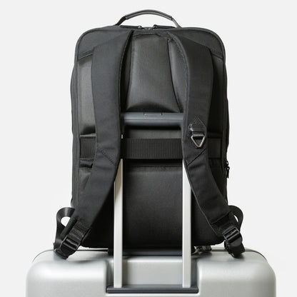 Floe ワーク＆デイリーバックパックはスーツケースのハンドル部分に差し込んで固定するためのセットアップベルト付き。