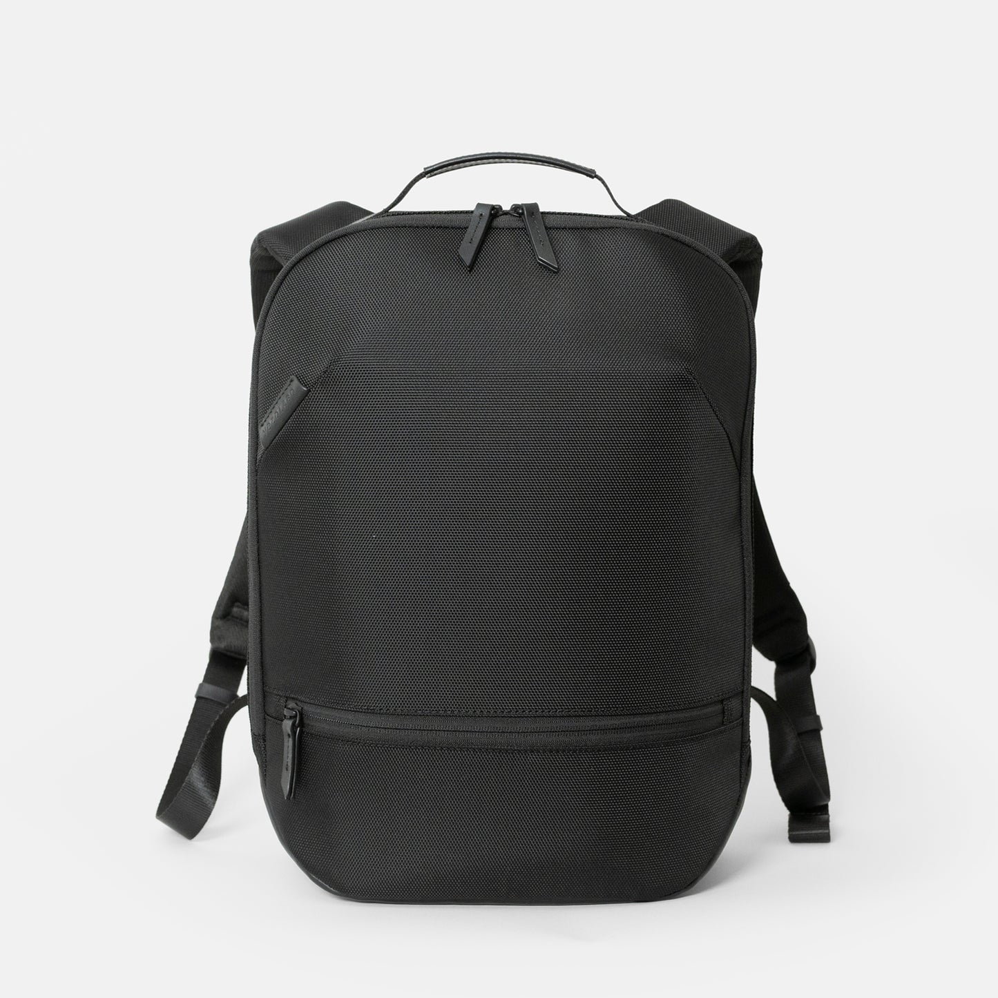 シンプルなフェイスデザインながら、ワーク・デイリーなどシーンによる荷物の増減に対応する、エキスパンダブル機能や内装デザインが施された「Floe (フロウ)ワーク＆デイリーバックパック」Mサイズ。