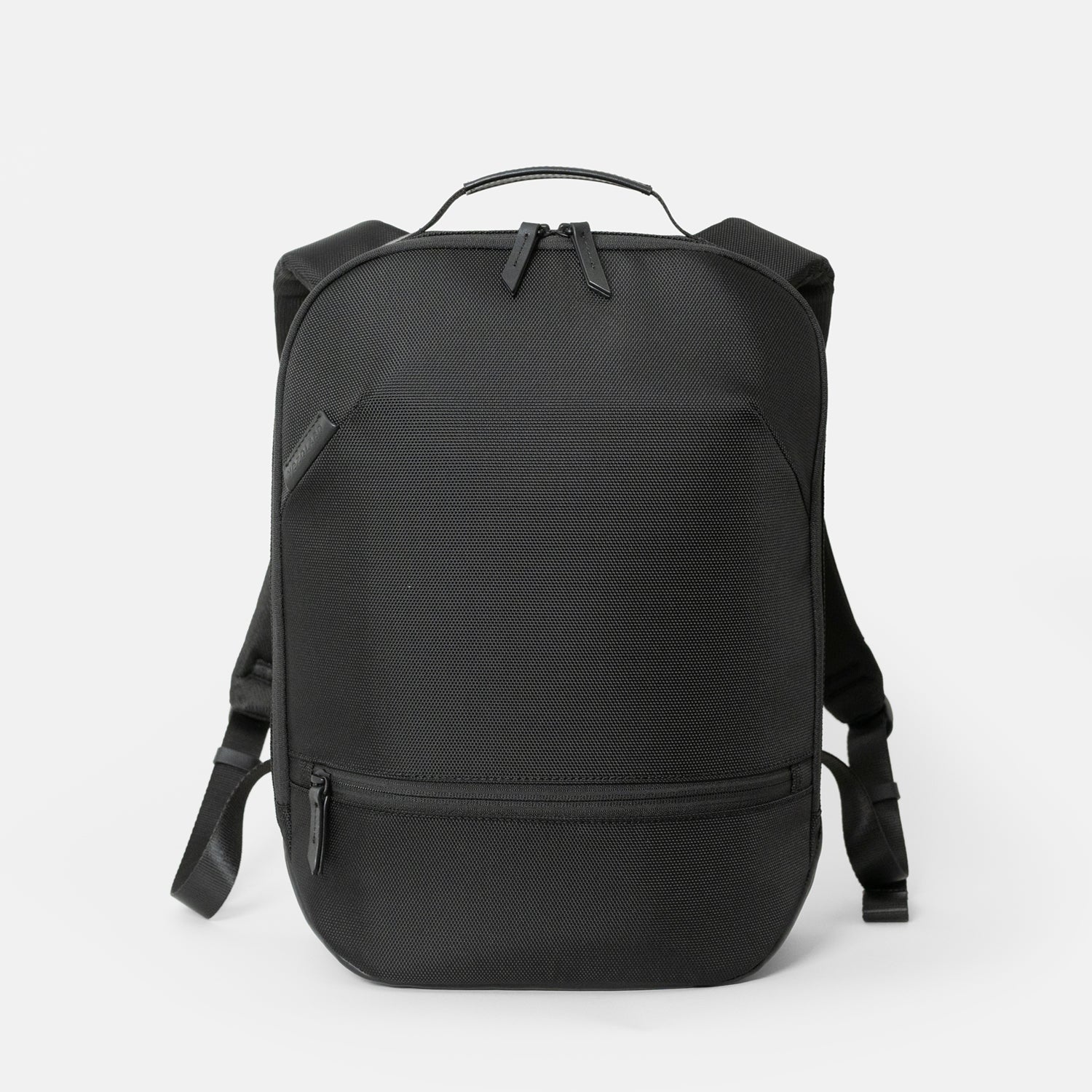 シンプルなフェイスデザインながら、ワーク・デイリーなどシーンによる荷物の増減に対応する、エキスパンダブル機能や内装デザインが施された「Floe (フロウ)ワーク＆デイリーバックパック」Mサイズ。