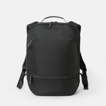 シンプルなフェイスデザインながら、ワーク・デイリーなどシーンによる荷物の増減に対応する、エキスパンダブル機能や内装デザインが施された「Floe (フロウ)ワーク＆デイリーバックパック」Mサイズ。