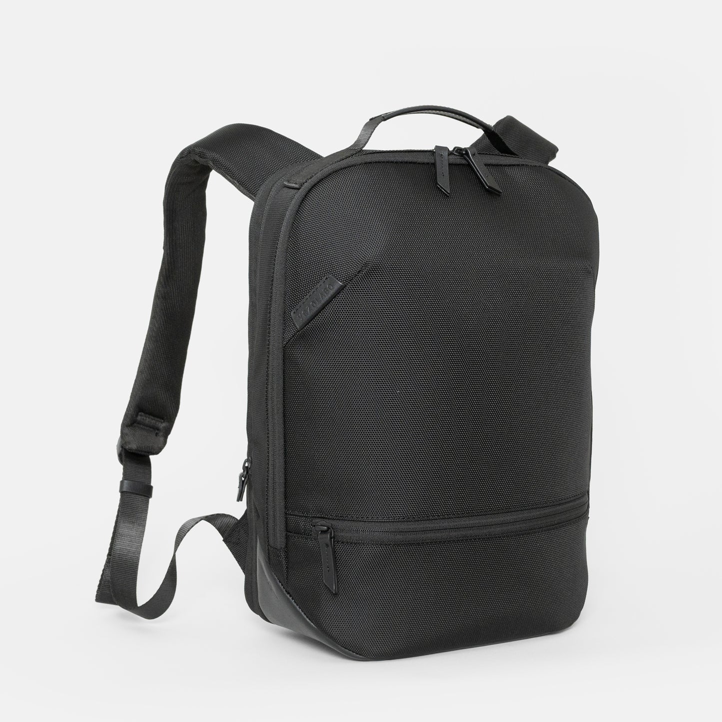 シンプルなフェイスデザインながら、ワーク・デイリーなどシーンによる荷物の増減に対応する、エキスパンダブル機能や内装デザインが施された「Floe (フロウ)ワーク＆デイリーバックパック」Mサイズ。