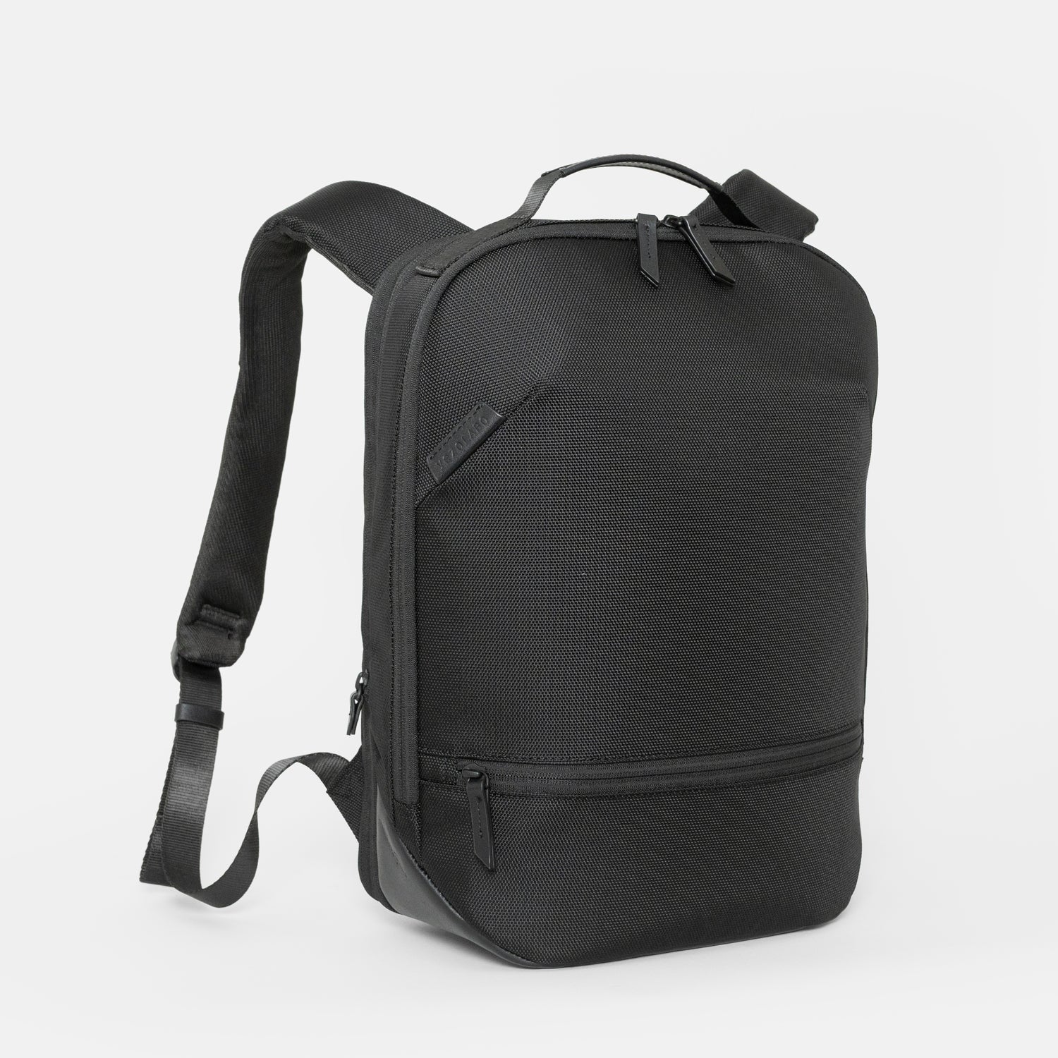 シンプルなフェイスデザインながら、ワーク・デイリーなどシーンによる荷物の増減に対応する、エキスパンダブル機能や内装デザインが施された「Floe (フロウ)ワーク＆デイリーバックパック」Mサイズ。