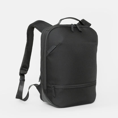 シンプルなフェイスデザインながら、ワーク・デイリーなどシーンによる荷物の増減に対応する、エキスパンダブル機能や内装デザインが施された「Floe (フロウ)ワーク＆デイリーバックパック」Mサイズ。