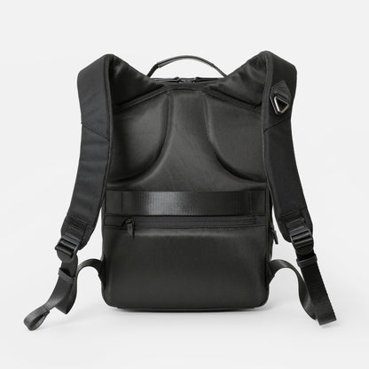 シンプルなフェイスデザインながら、ワーク・デイリーなどシーンによる荷物の増減に対応する、エキスパンダブル機能や内装デザインが施された「Floe (フロウ)ワーク＆デイリーバックパック」Mサイズ。