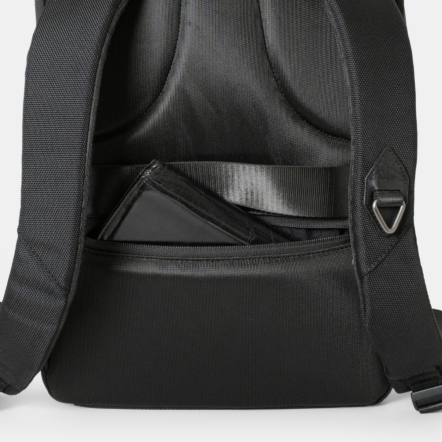 Floe ワーク＆デイリーバックパックの背面下部にはファスナーポケットを配置し、長財布やICカード、スマートフォンなど貴重品を収納できます。