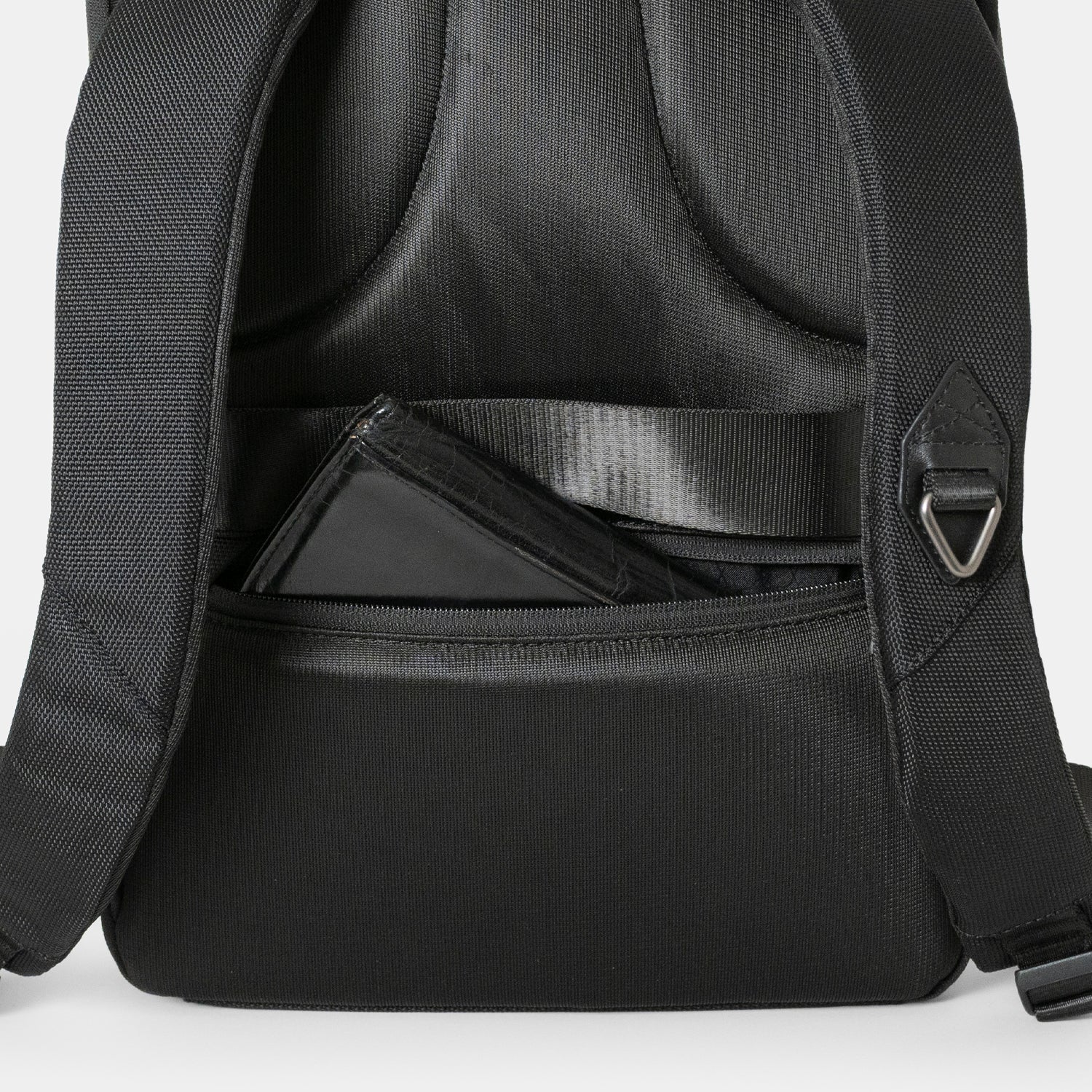 Floe ワーク＆デイリーバックパックの背面下部にはファスナーポケットを配置し、長財布やICカード、スマートフォンなど貴重品を収納できます。