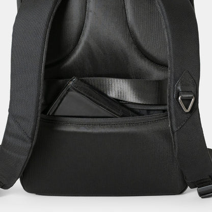 Floe ワーク＆デイリーバックパックの背面下部にはファスナーポケットを配置し、長財布やICカード、スマートフォンなど貴重品を収納できます。