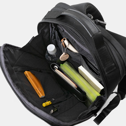 シンプルなフェイスデザインながら、ワーク・デイリーなどシーンによる荷物の増減に対応する、エキスパンダブル機能や内装デザインが施された「Floe (フロウ)ワーク＆デイリーバックパック」Mサイズ。