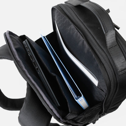 Floe ワーク＆デイリーバックパックMサイズは下まで大きく開くため、荷物の出し入れをスムーズに行えます。背面側のクッション入り仕切り部分には14インチノートPC、反対側の仕切りポケットにA4クリアファイルなどが収納可能です。左右の下部にササマチがついているので、中央部の空間も荷物を入れる場所としてお使いいただけます。