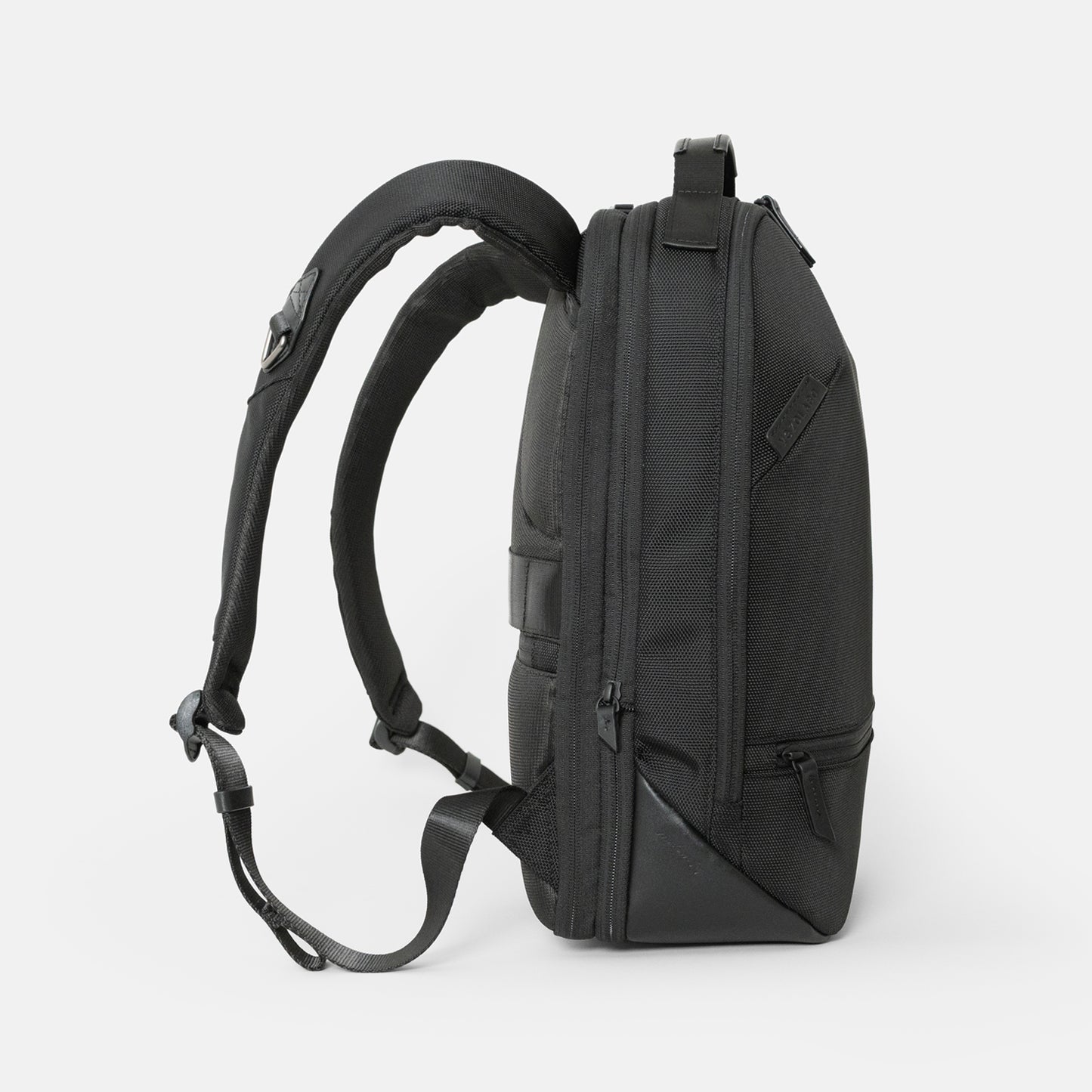 シンプルなフェイスデザインながら、ワーク・デイリーなどシーンによる荷物の増減に対応する、エキスパンダブル機能や内装デザインが施された「Floe (フロウ)ワーク＆デイリーバックパック」Mサイズ。