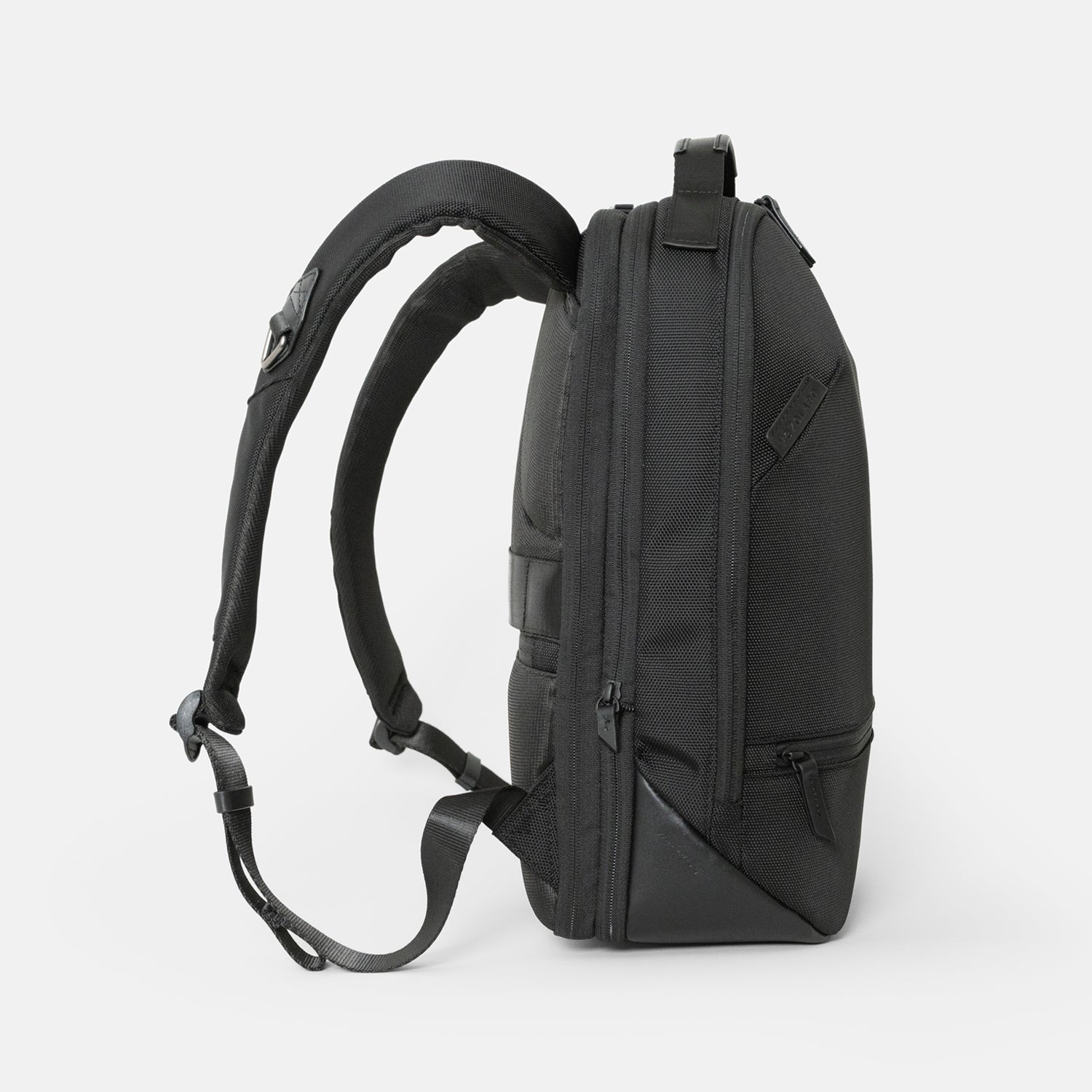 シンプルなフェイスデザインながら、ワーク・デイリーなどシーンによる荷物の増減に対応する、エキスパンダブル機能や内装デザインが施された「Floe (フロウ)ワーク＆デイリーバックパック」Mサイズ。