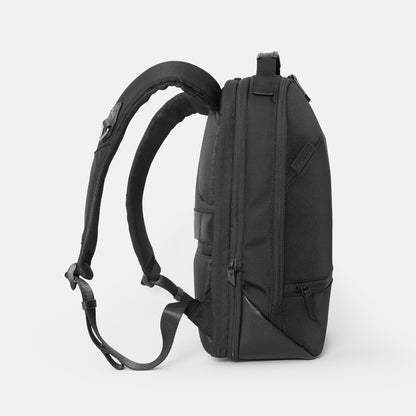 シンプルなフェイスデザインながら、ワーク・デイリーなどシーンによる荷物の増減に対応する、エキスパンダブル機能や内装デザインが施された「Floe (フロウ)ワーク＆デイリーバックパック」Mサイズ。